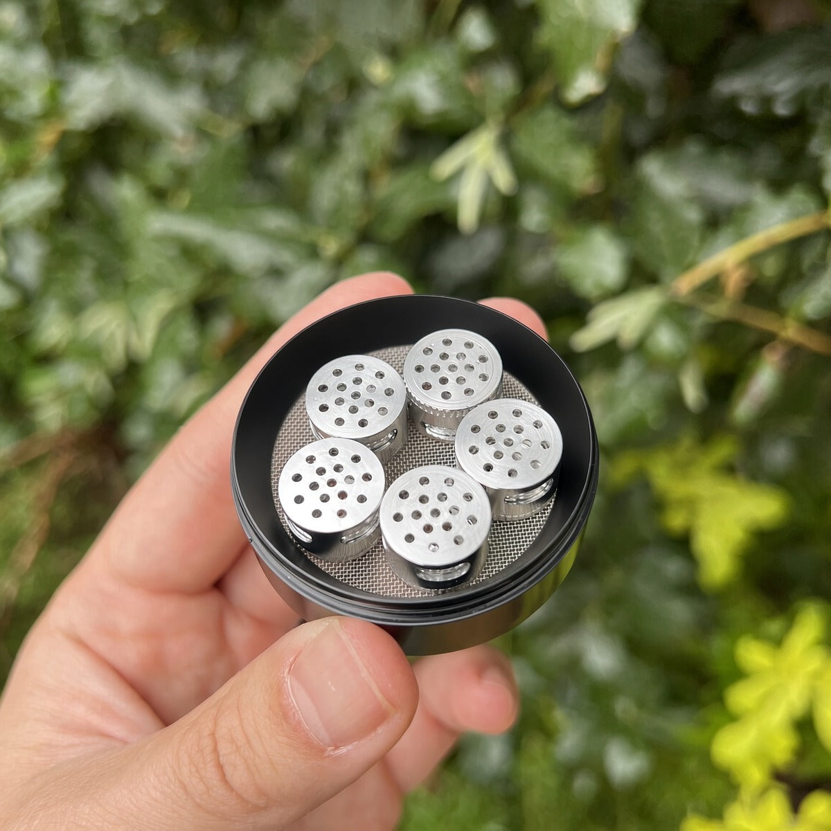 5 capsule dosatrici Armour nella camera con retina del grinder (capsule mostrate vendute separatamente)